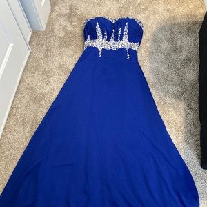 BEAUTIFUL prom or pageant dress with train. Size 8. Royal Blue. Strapless
